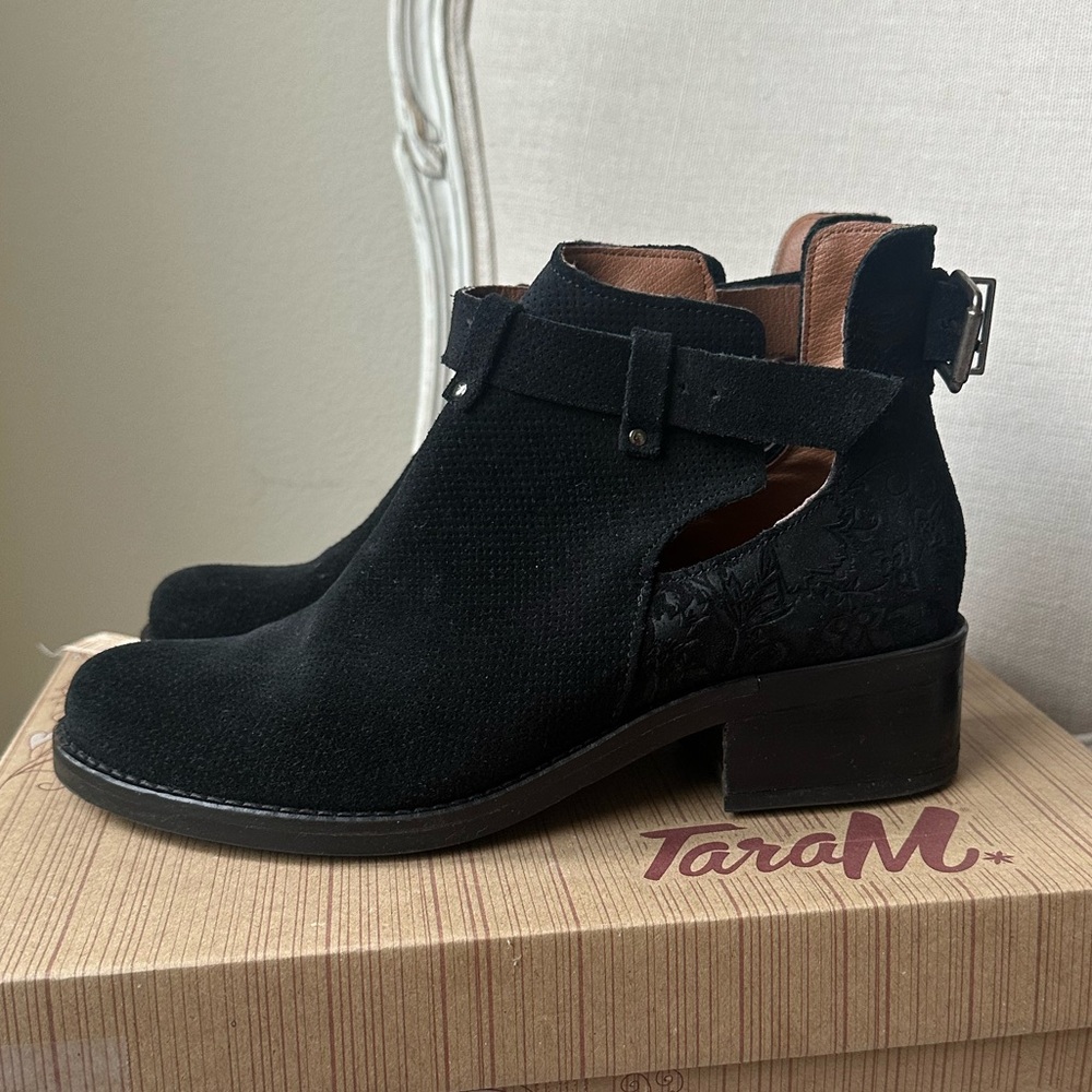 Tara M black suede ankle boots size 37